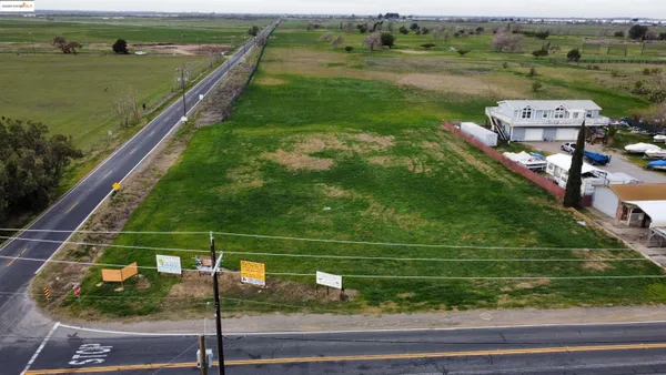 a view of a tennis ground with a yard