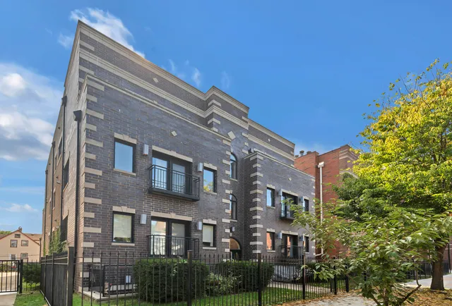 $2,600 | 2457 West Foster Avenue, Unit 1, Chicago, IL 60625