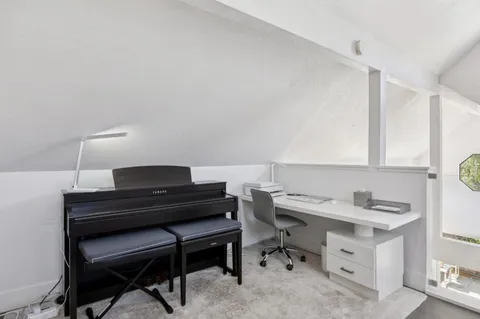 a view of entryway with window