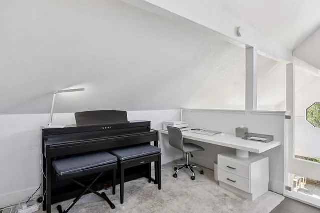 a view of entryway with window