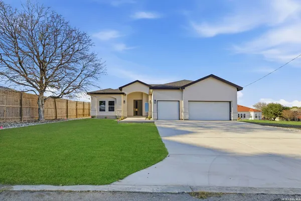 $460,000 | 7801 Yellow Bark Boulevard, Selma, TX 78154