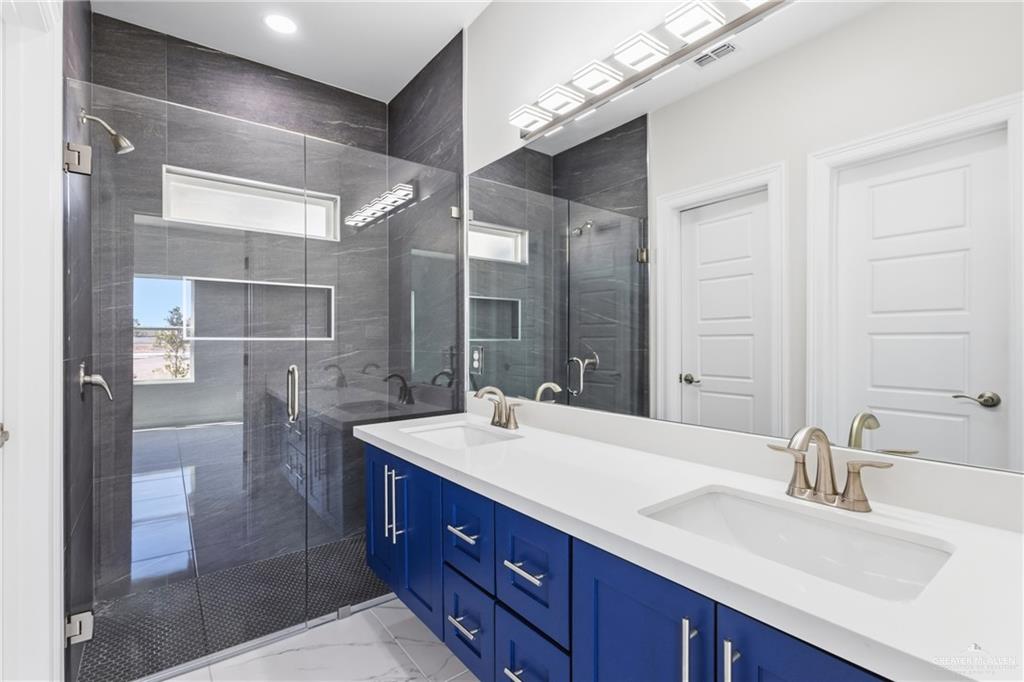 419 Serg Loop Alamo, TX 78516 - Photo 7 of 15 Master Bathroom