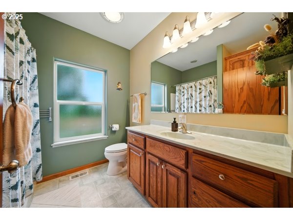 84634 Winesap Road Milton Freewater, OR 97862 - Photo 19 of 46 a bathroom with a sink a toilet and a large mirror