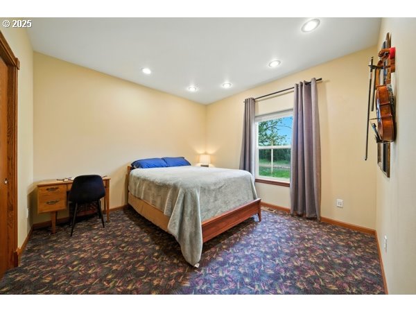 84634 Winesap Road Milton Freewater, OR 97862 - Photo 22 of 46 a bedroom with a bed and a window