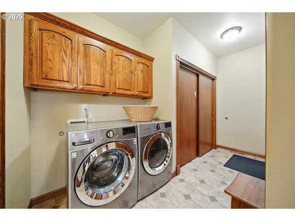 84634 Winesap Road Milton Freewater, OR 97862 - Photo 29 of 46 a utility room with dryer and washer