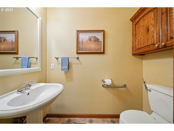 84634 Winesap Road Milton Freewater, OR 97862 - Photo 32 of 46 a bathroom with a sink mirror and toilet