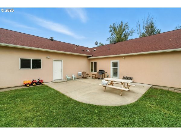 84634 Winesap Road Milton Freewater, OR 97862 - Photo 38 of 46 a view of a house with backyard and sitting area