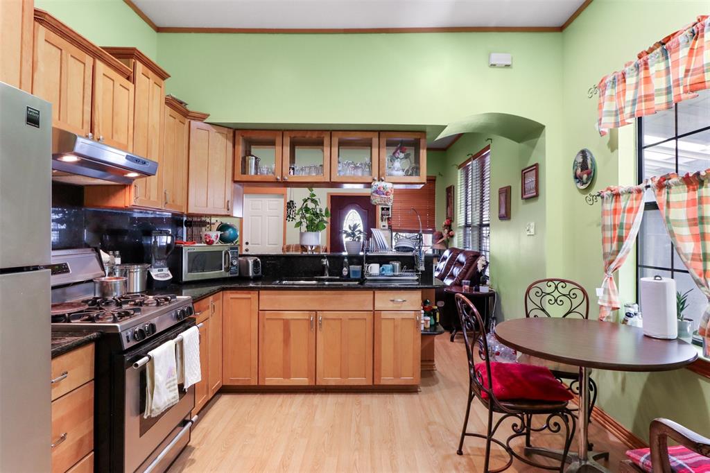 524 West 7th Street Dallas, TX 75208 - Photo 2 of 5 a kitchen with stainless steel appliances granite countertop a stove a sink dishwasher and cabinets