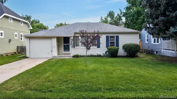 a view of a house with backyard