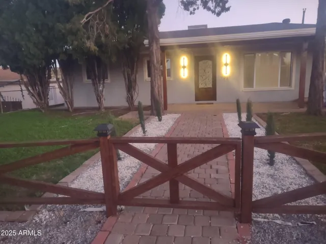 a view of a house with backyard and trees