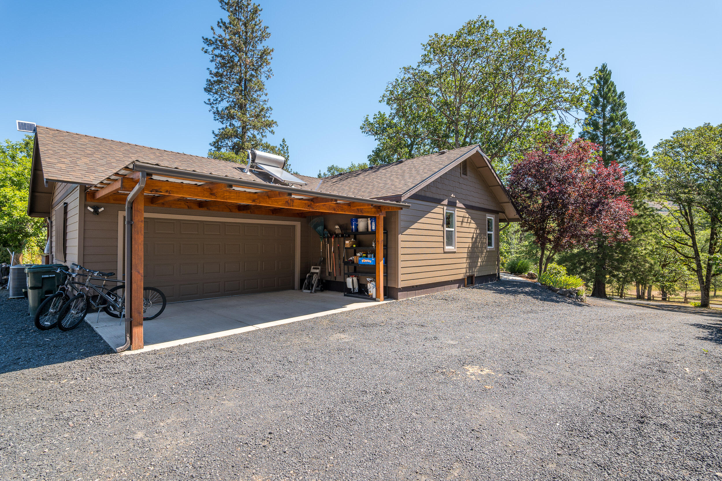 6635 Crowfoot Road Trail, OR 97541 - Photo 23 of 70 2 car attached garage