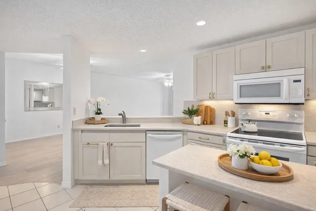 $355,000 | 6101 Southeast Landing Way, Unit 5, Stuart, FL 34997