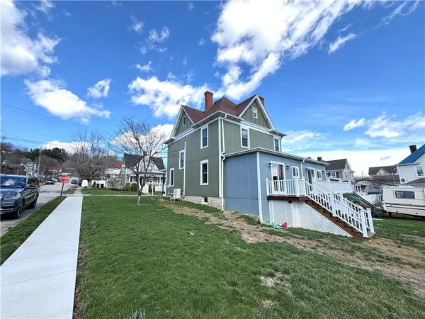 a view of a house with a yard