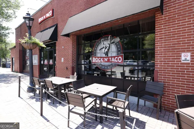 a view of a dinning tables and chairs in a patio