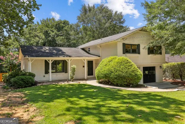 a view of a house with a yard