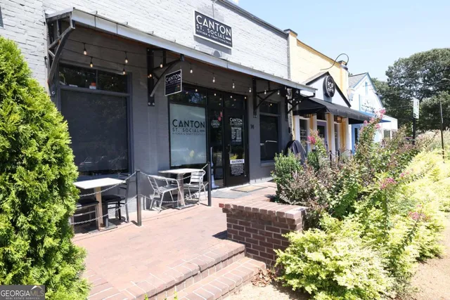 a view of a house with a small yard and plants