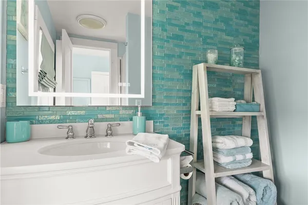 $2,600 | 61 Green Street, Portsmouth, RI 02871