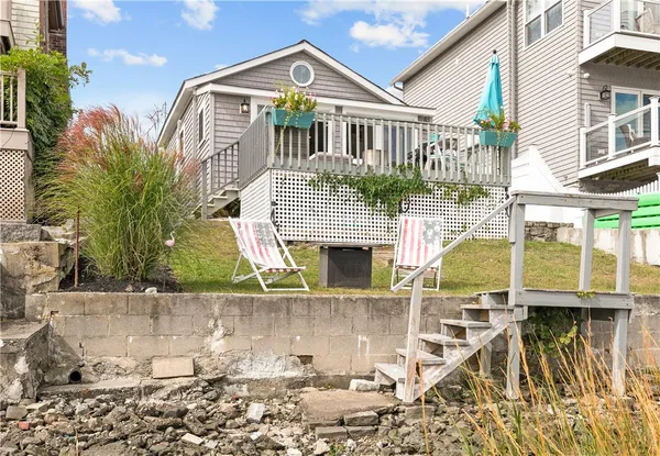 $2,600 | 61 Green Street, Portsmouth, RI 02871