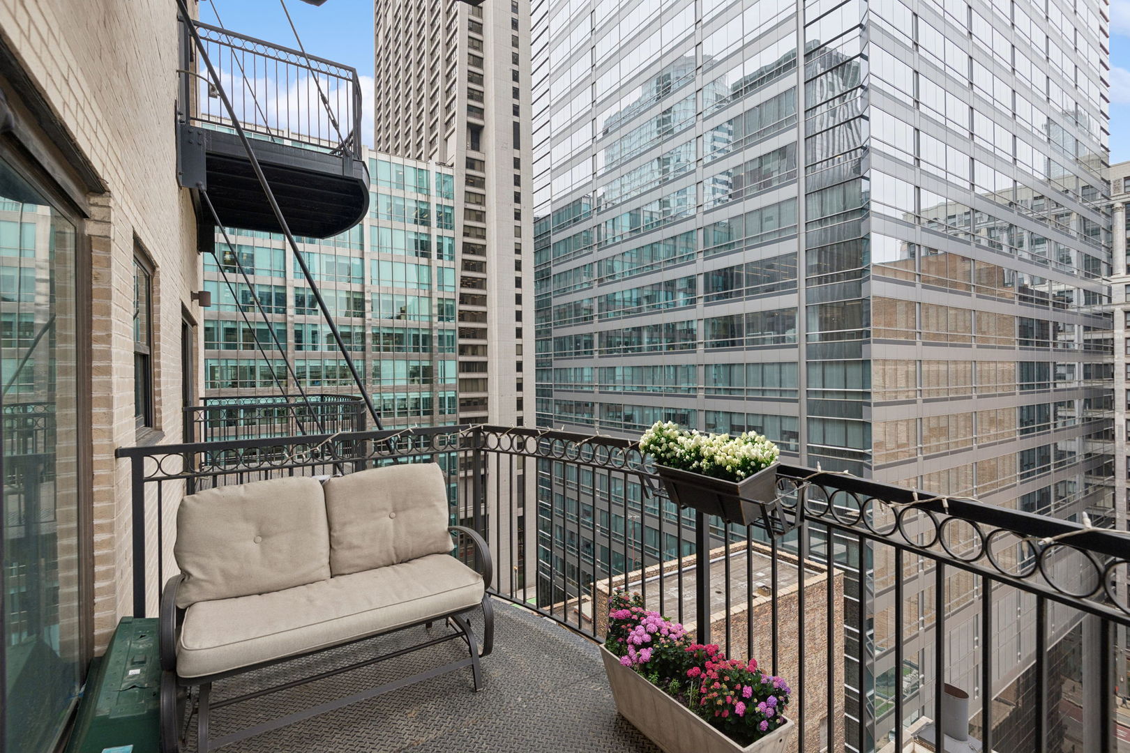 8 West Monroe Street, Unit 1209 Chicago, IL 60603 - Photo 18 of 24 a view of balcony with couch
