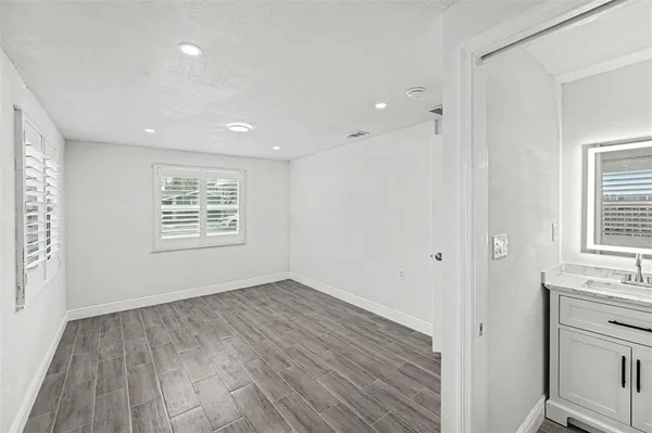 $2,400 | 318 Bath Street, Tarpon Springs, FL 34689