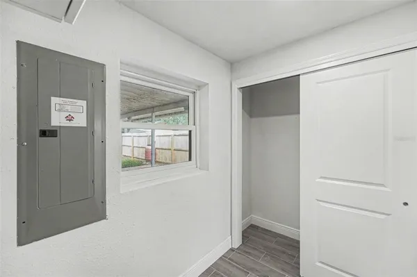 $2,400 | 318 Bath Street, Tarpon Springs, FL 34689