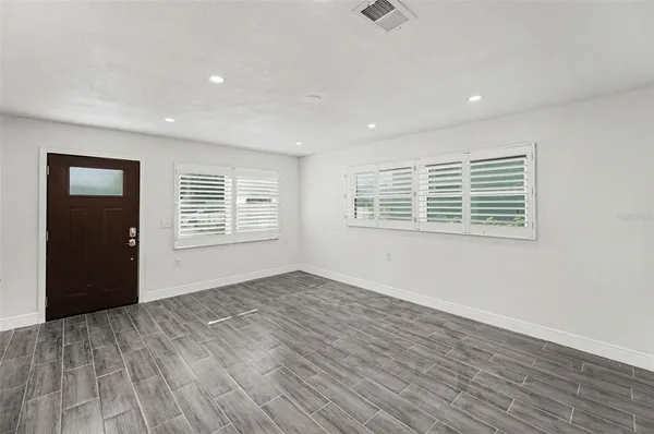 $2,400 | 318 Bath Street, Tarpon Springs, FL 34689