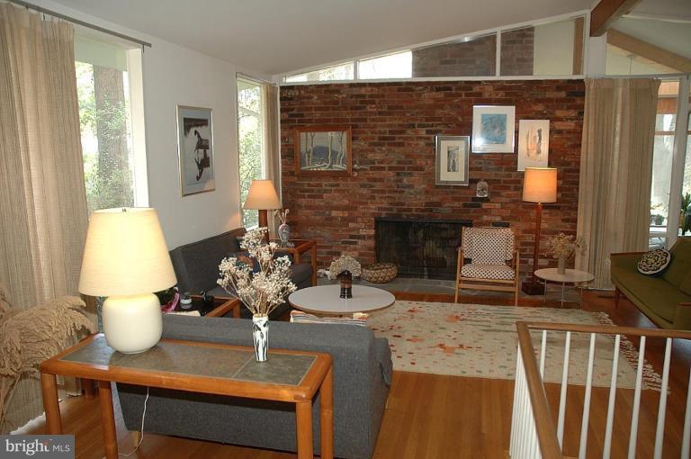 7802 Elba Road Alexandria, VA 22306 - Photo 4 of 13 Living Room