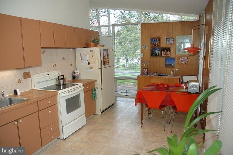 7802 Elba Road Alexandria, VA 22306 - Photo 6 of 13 Kitchen