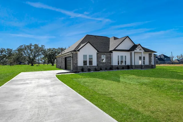 a view of house with garden