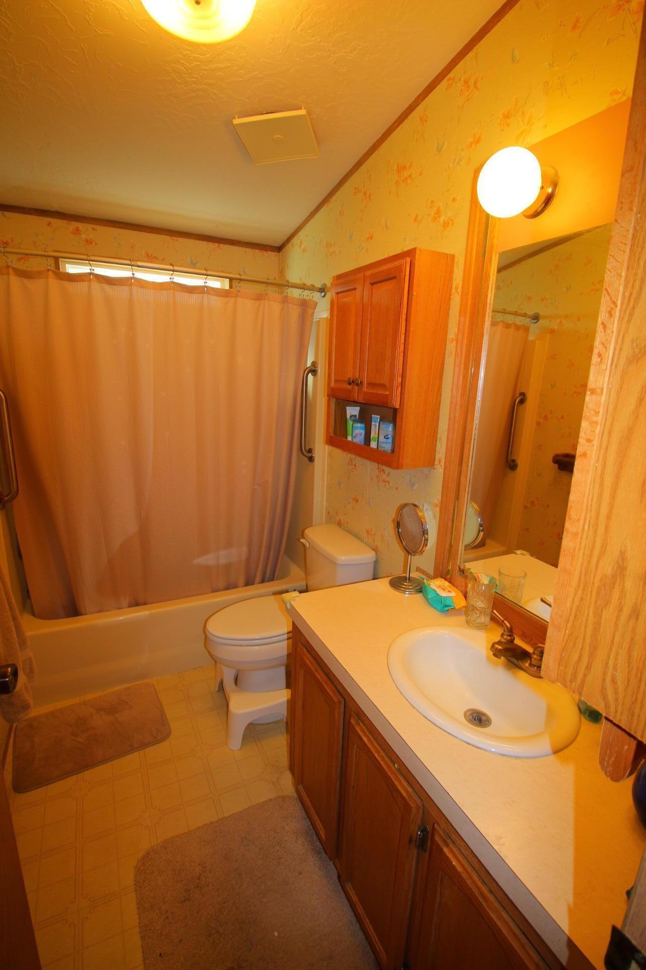 726 Summit Loop Grants Pass, OR 97527 - Photo 20 of 35 second full bath