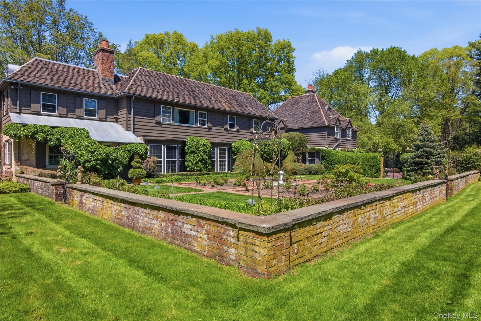 285 Piping Rock Road Locust Valley, NY 11560 - Photo 4 of 28 Walled garden