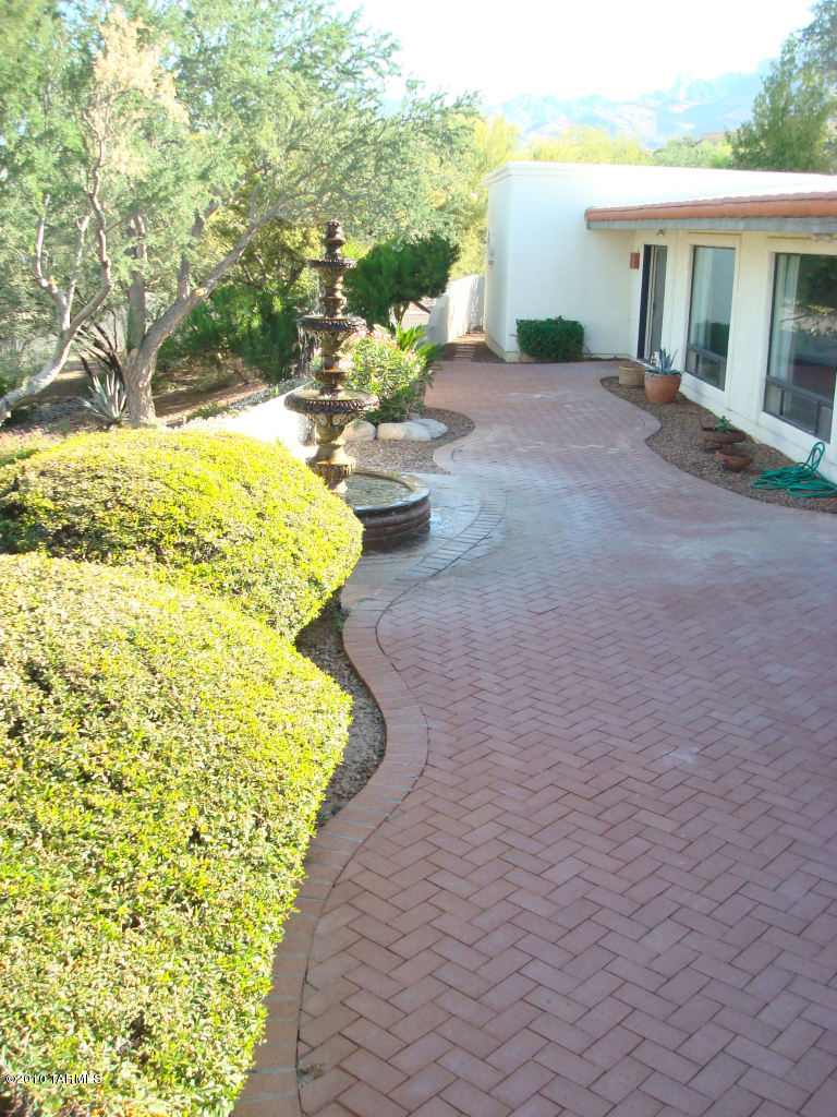 9985 North Desert Sky Road Oro Valley, AZ 85737 - Photo 36 of 43 a view of a house with backyard