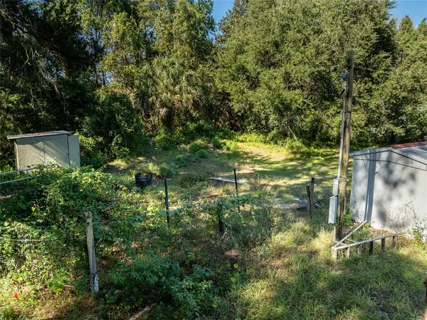 a view of yard with green space