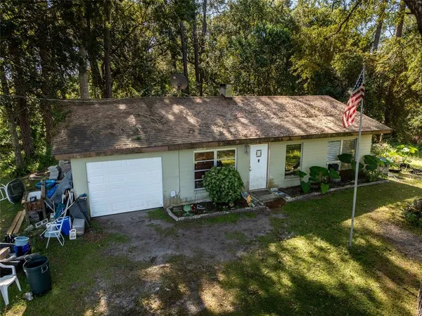 a view of a house with backyard and garden