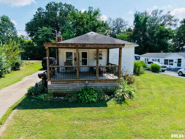 $82,000 | 1104 West Webster Street, Benton, IL 62812