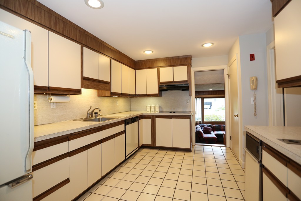 9 Brooks Road Wayland, MA 01778 - Photo 6 of 15 Gallery Image 6