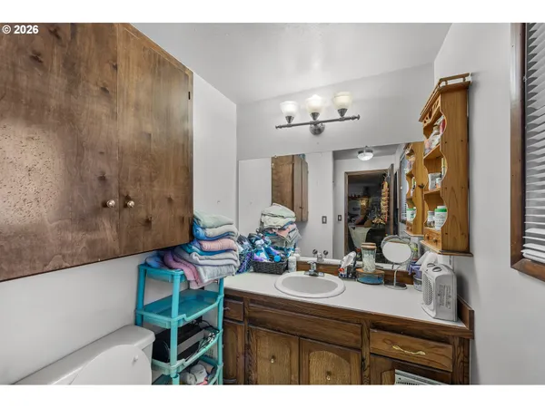 $449,000 | 230 Southwest 8th Avenue, Canby, OR 97013