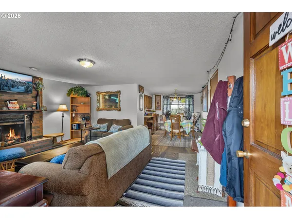 $449,000 | 230 Southwest 8th Avenue, Canby, OR 97013