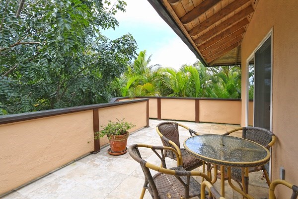 560 North Holokai Road Haiku, HI 96708 - Photo 24 of 30 a backyard of a house with table and chairs