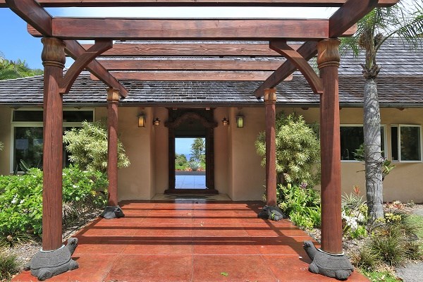 560 North Holokai Road Haiku, HI 96708 - Photo 4 of 30 a front view of a house with plants