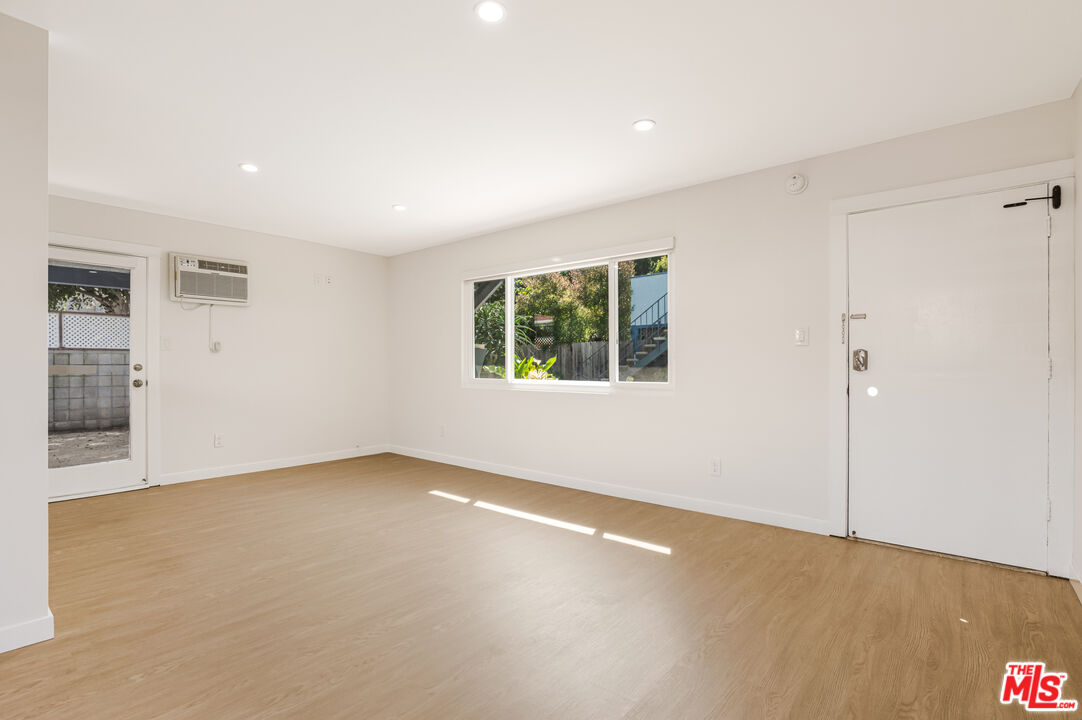 27 Anchorage Street Marina del Rey, CA 90292 - Photo 4 of 17