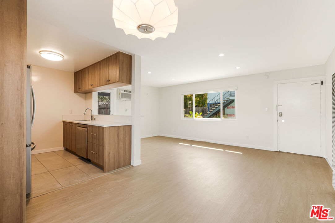 27 Anchorage Street Marina del Rey, CA 90292 - Photo 7 of 17