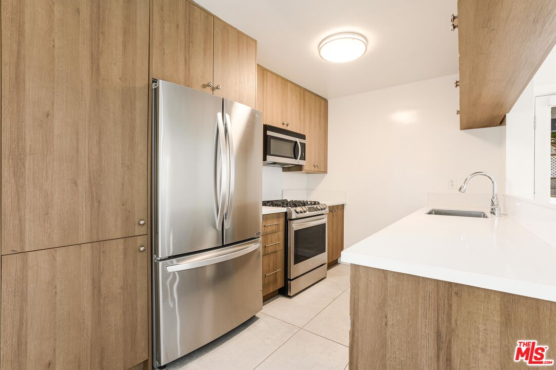 27 Anchorage Street Marina del Rey, CA 90292 - Photo 9 of 17