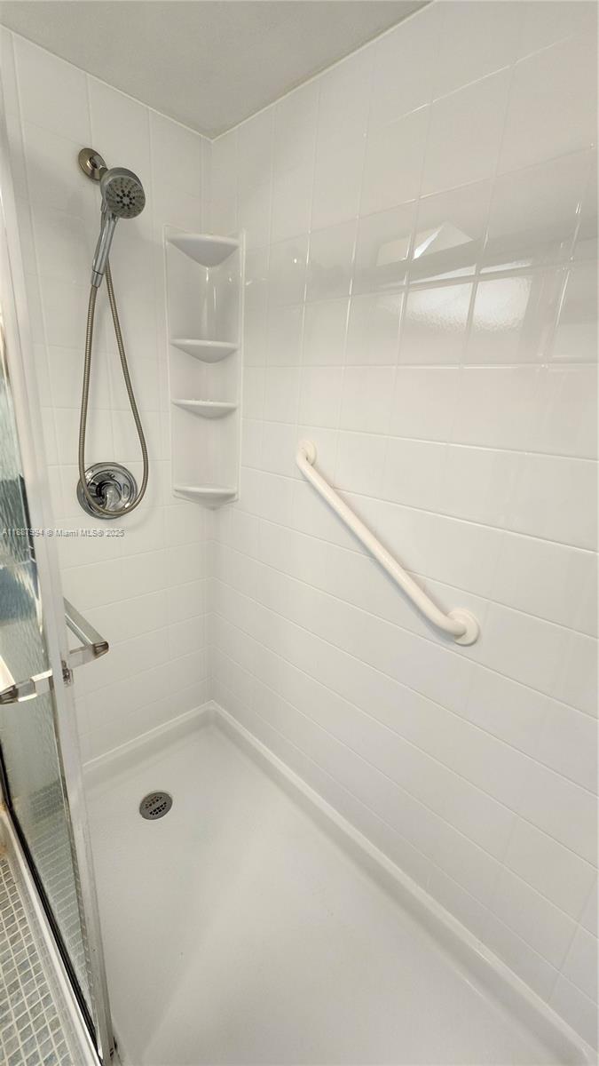 2079 Harwood F, Unit 2079 Deerfield Beach, FL 33442 - Photo 13 of 33 a bathroom with a shower
