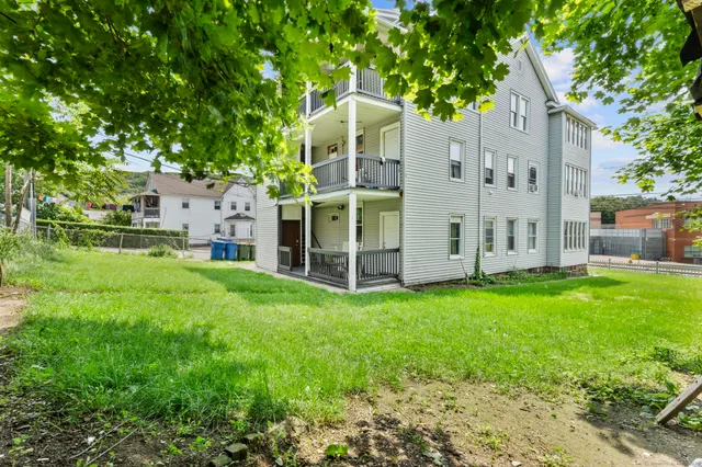 a view of a house with backyard and garden