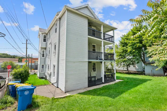 a view of a house with backyard and garden