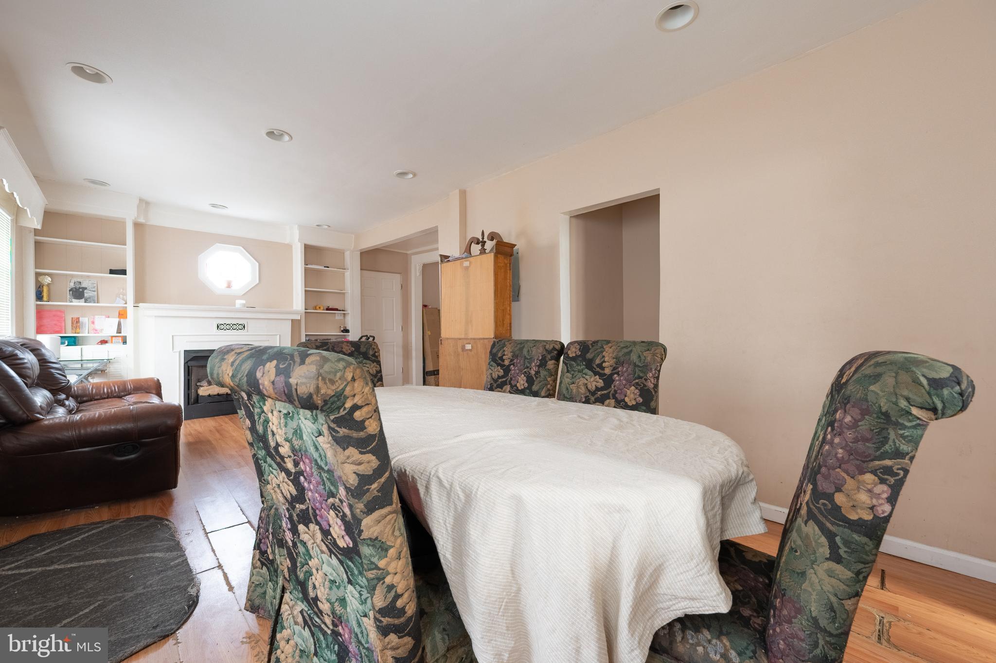 706 Augustine Road Atlantic City, NJ 08401 - Photo 12 of 29 a living room with furniture