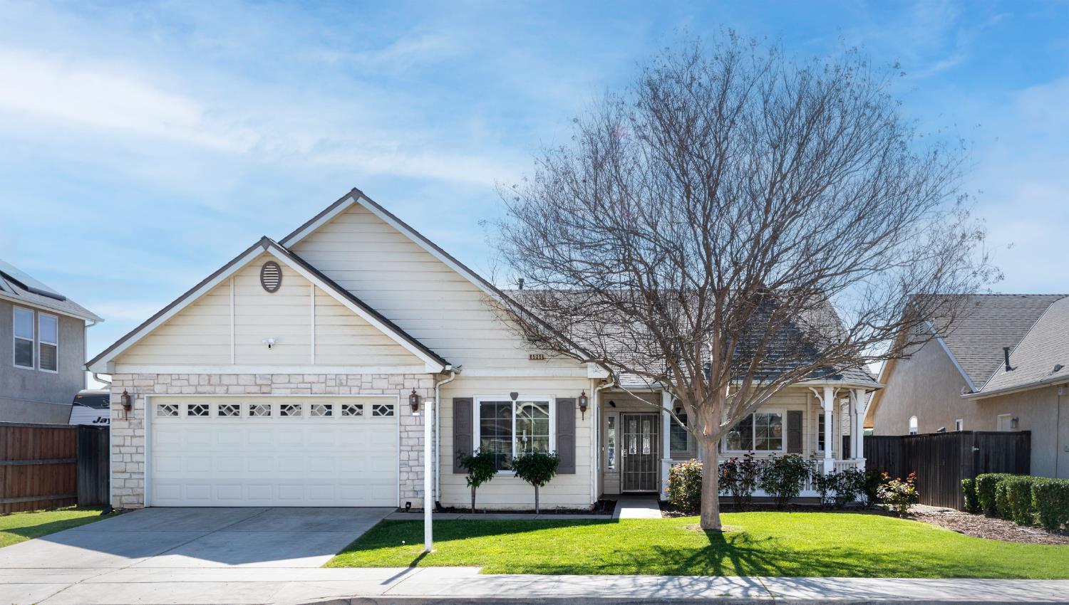 6525 East Raco Avenue Fresno, CA 93727 - Photo 1 of 27 a front view of a building with garden