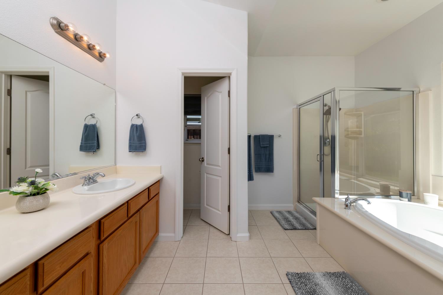 6525 East Raco Avenue Fresno, CA 93727 - Photo 19 of 27 a spacious bathroom with a shower and a bathtub