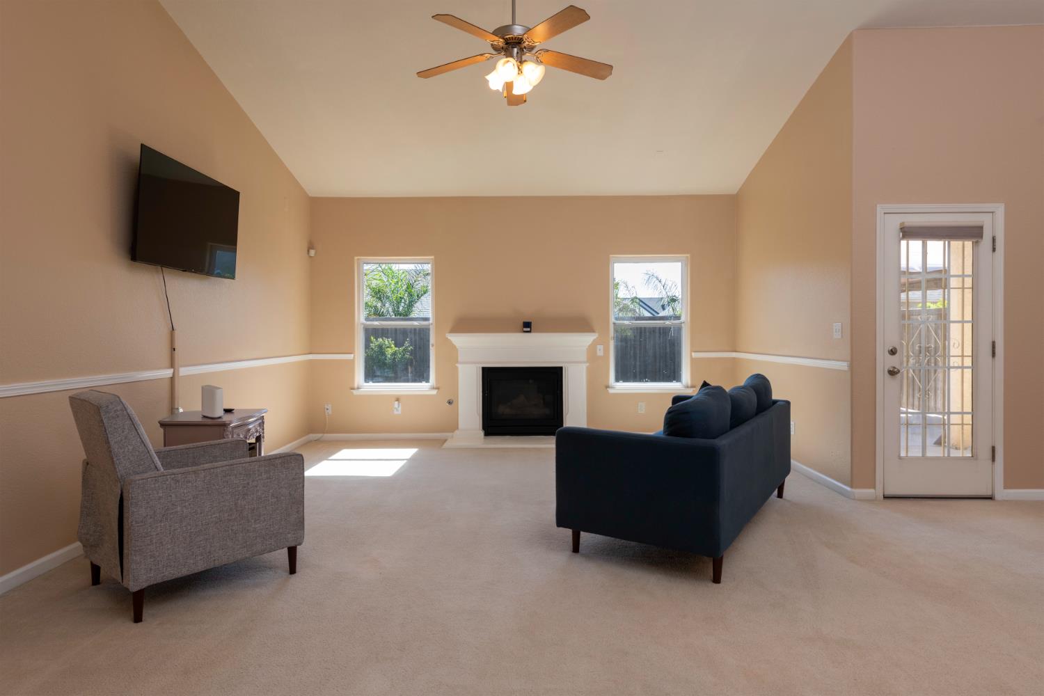 6525 East Raco Avenue Fresno, CA 93727 - Photo 2 of 27